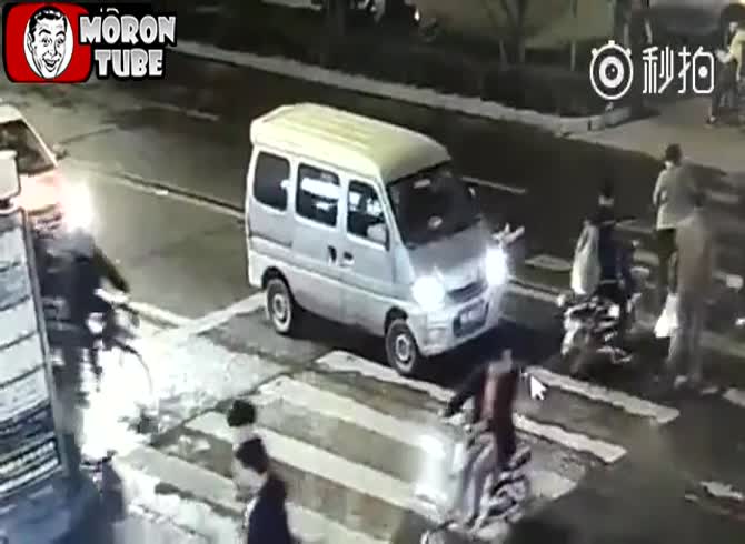Video :A woman in China is crushed twice and dies in complete disregard